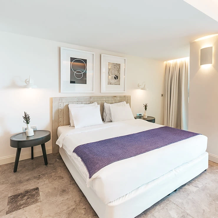 D Resort Ayvalık Deluxe Oda ferah iç görünümü ve modern dekor